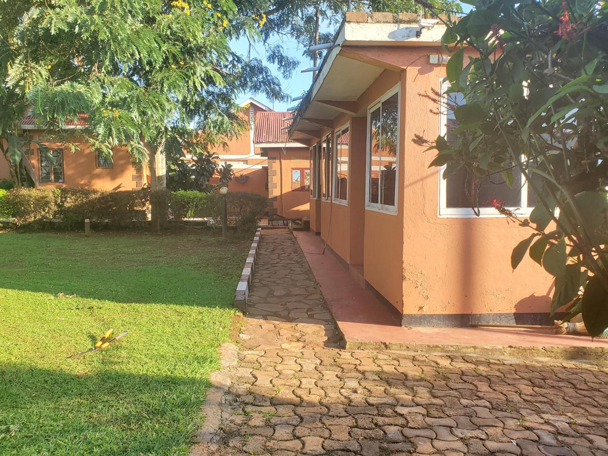 Gorilla African Guest House Entebbe Exterior photo