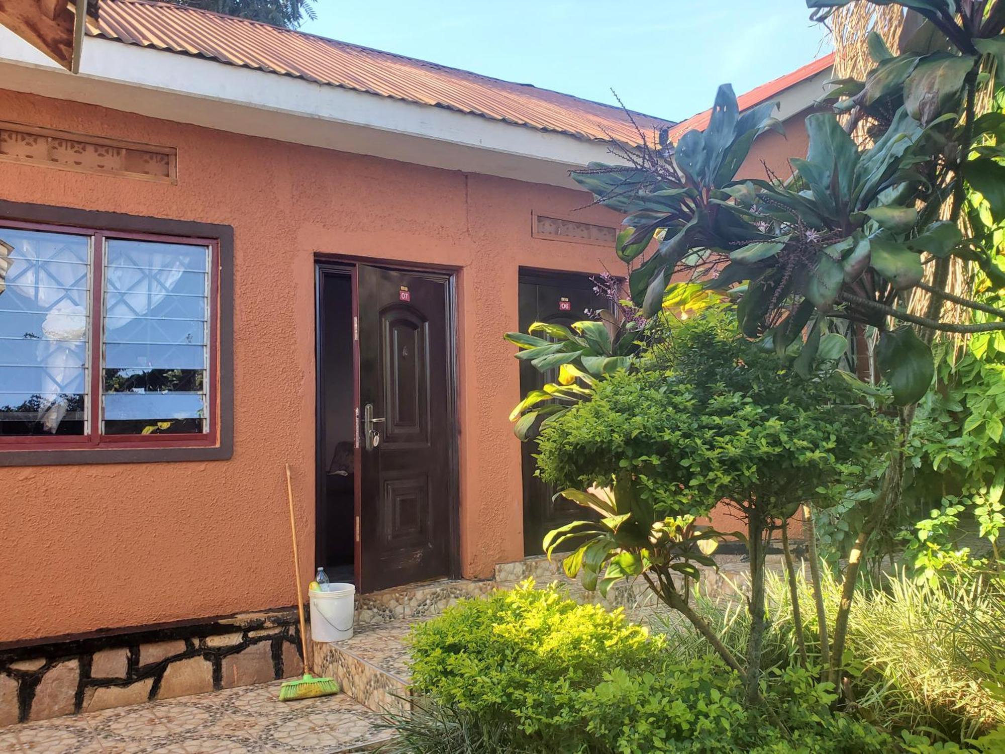 Gorilla African Guest House Entebbe Exterior photo