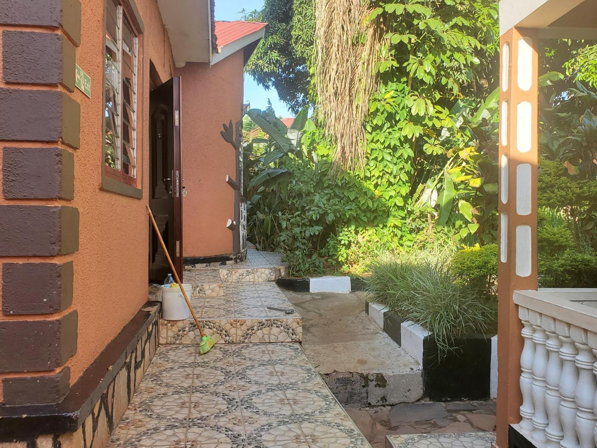 Gorilla African Guest House Entebbe Exterior photo