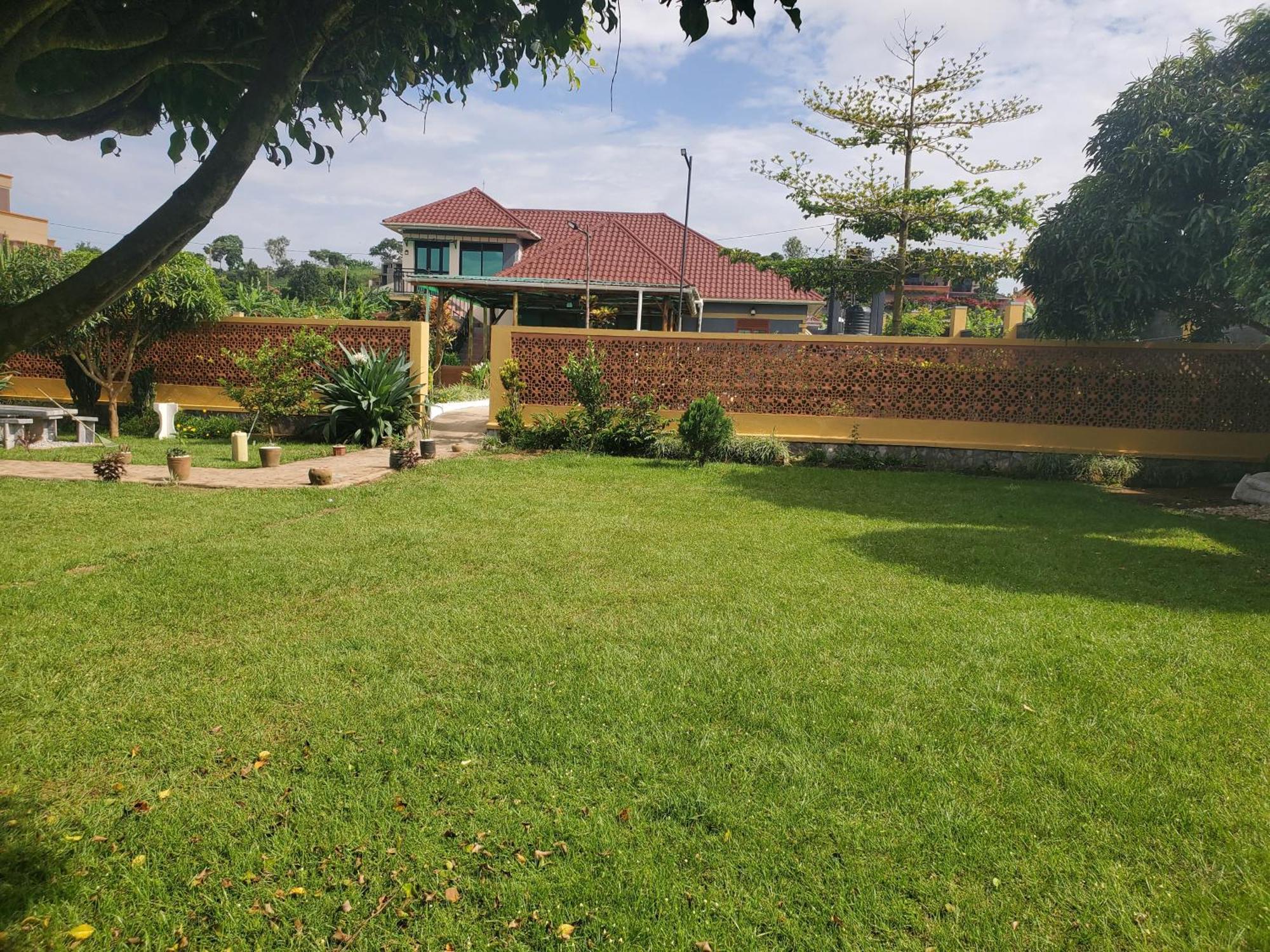 Gorilla African Guest House Entebbe Exterior photo