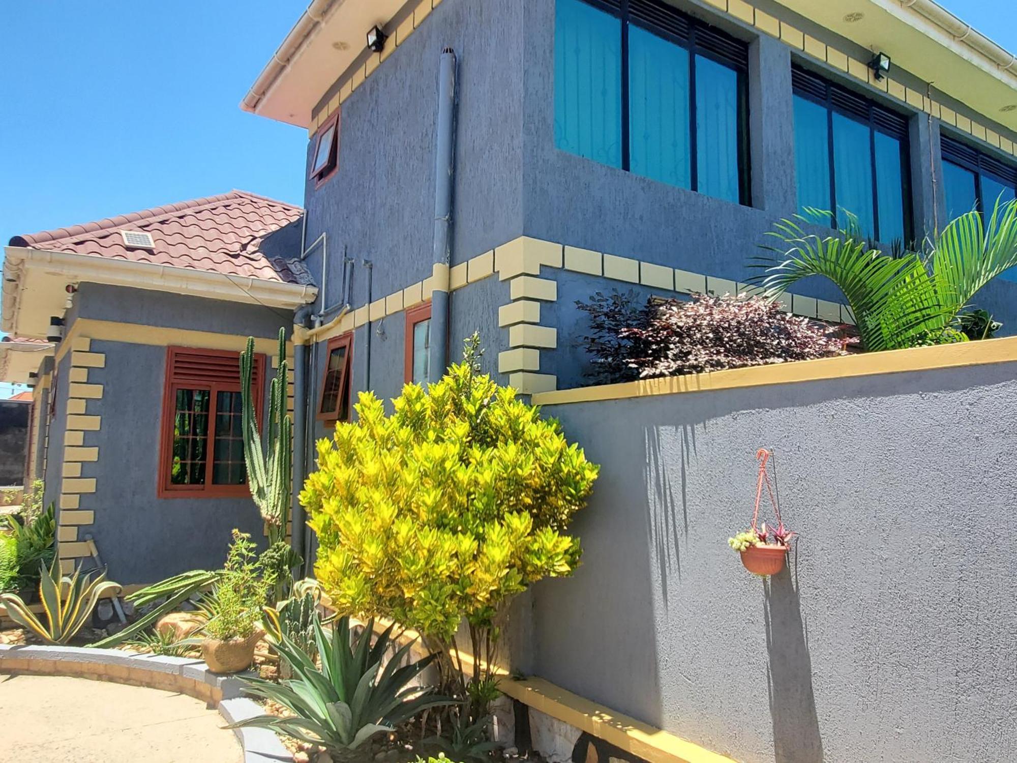 Gorilla African Guest House Entebbe Exterior photo