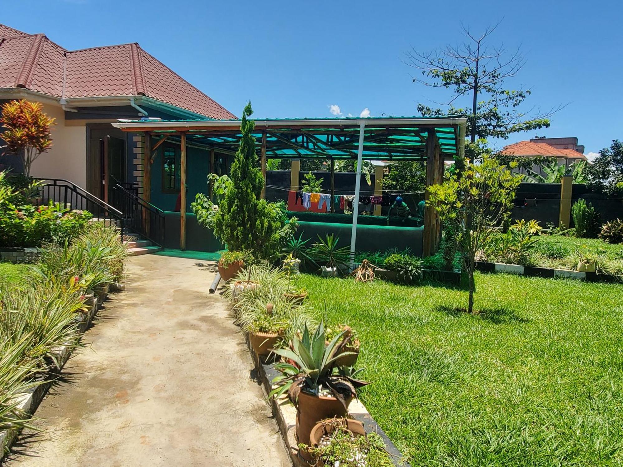 Gorilla African Guest House Entebbe Exterior photo