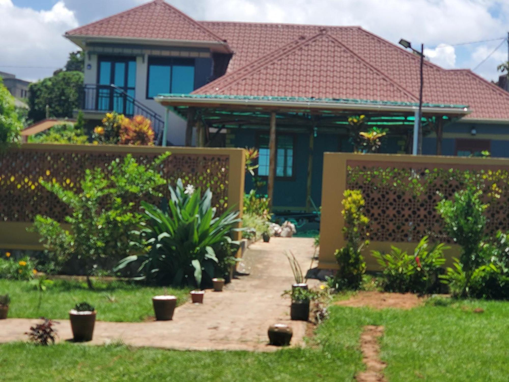 Gorilla African Guest House Entebbe Exterior photo