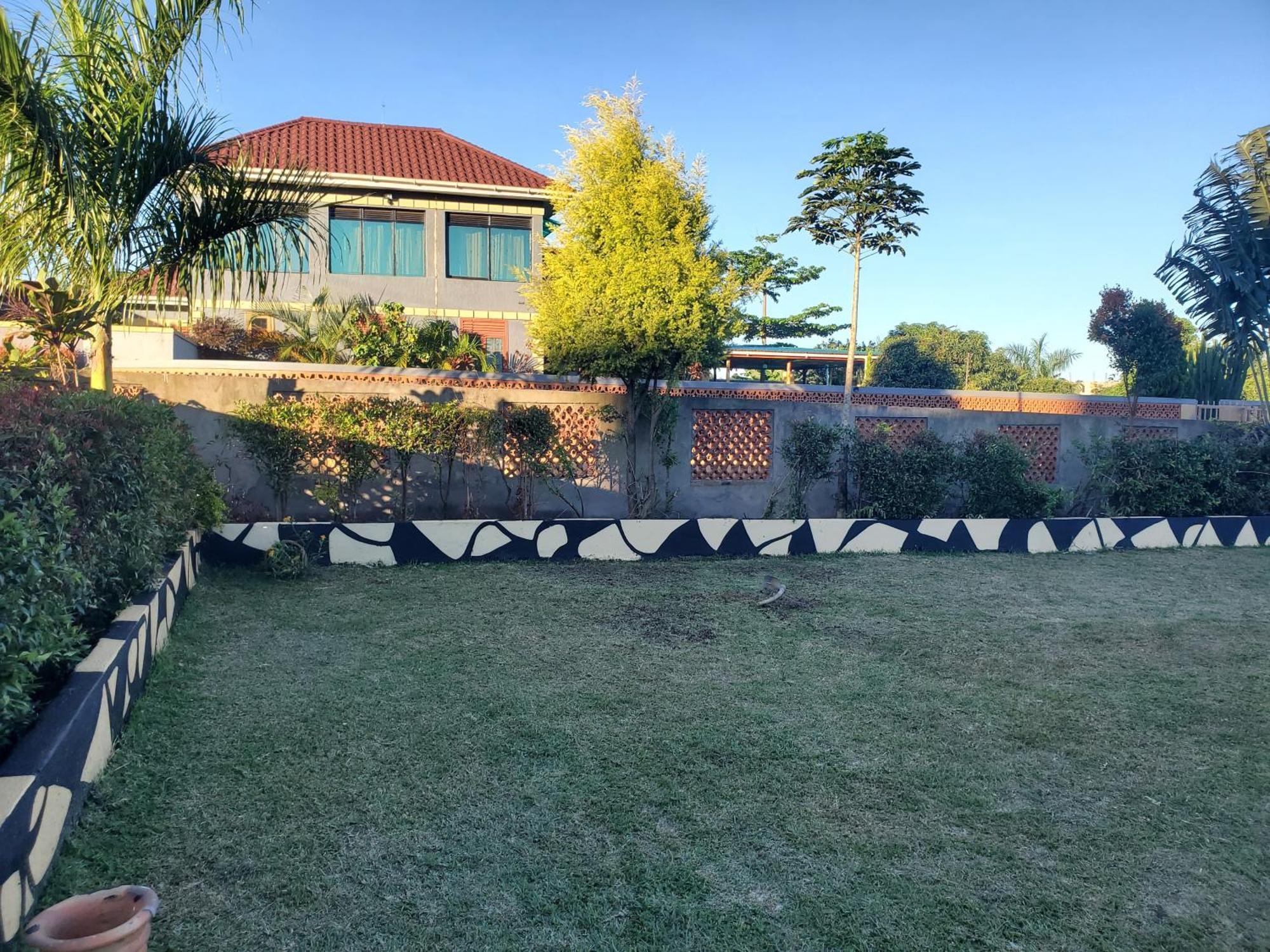 Gorilla African Guest House Entebbe Exterior photo