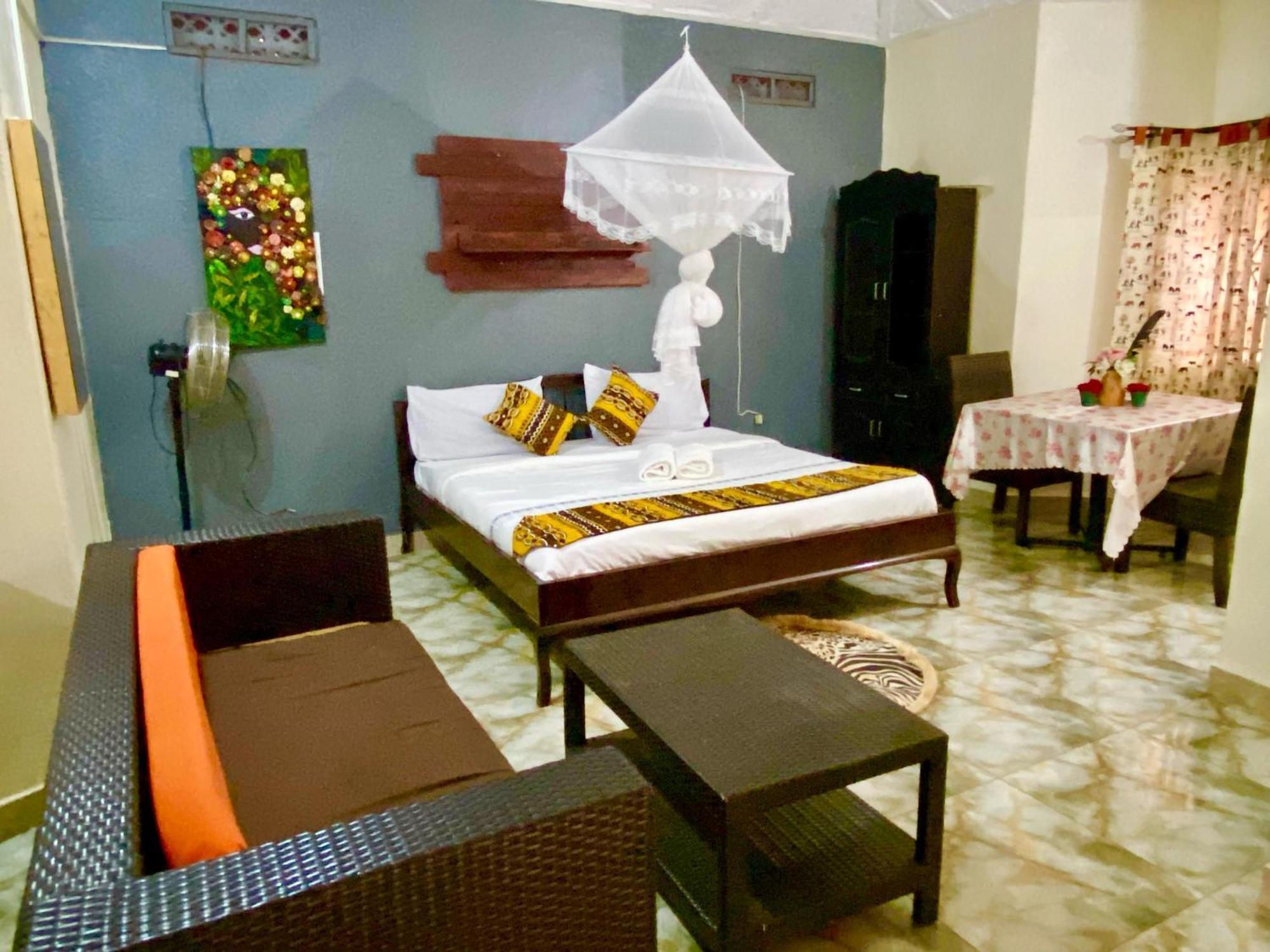 Gorilla African Guest House Entebbe Exterior photo