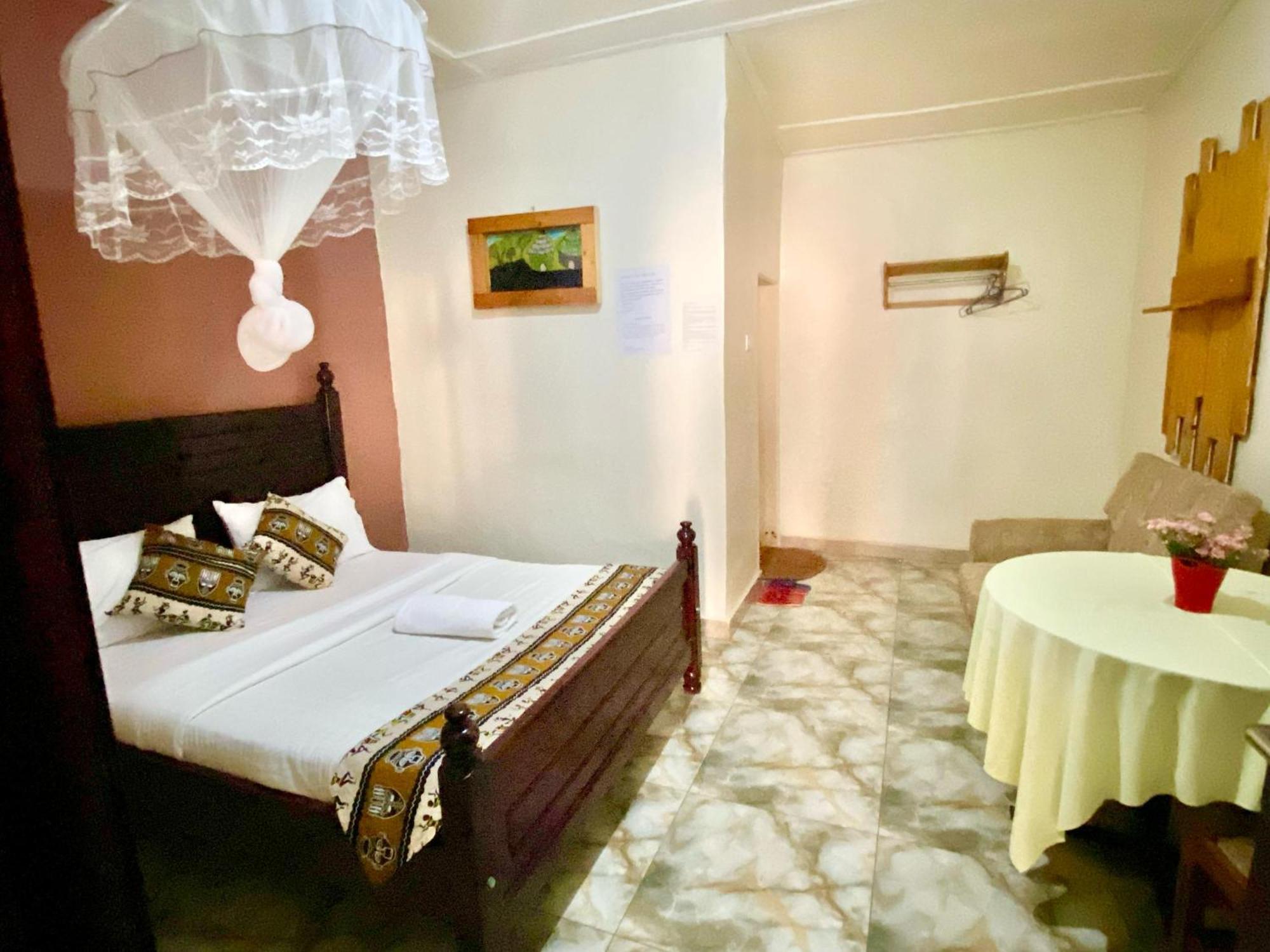 Gorilla African Guest House Entebbe Exterior photo